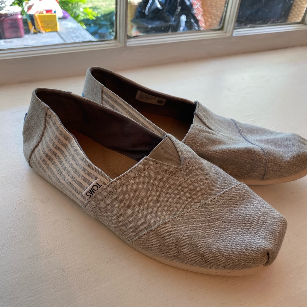 Toms size 8.5 slip on